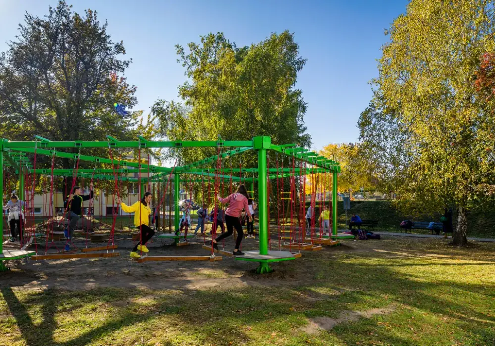 Park linowy Spała - emocjonujące atrakcje i godziny otwarcia