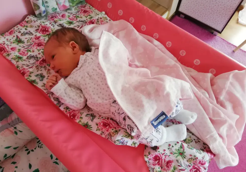 Otulanie niemowlęcia pieluchą tetrową - Czy robisz to bezpiecznie?