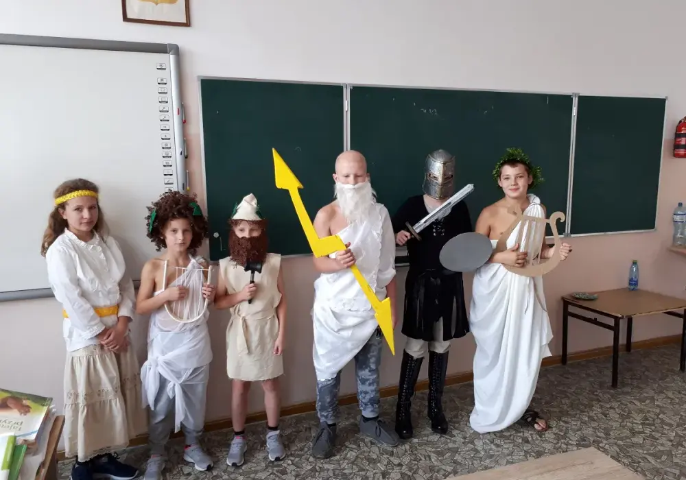 Strój boga greckiego dla dziecka - Jak zrobić go bez szycia?