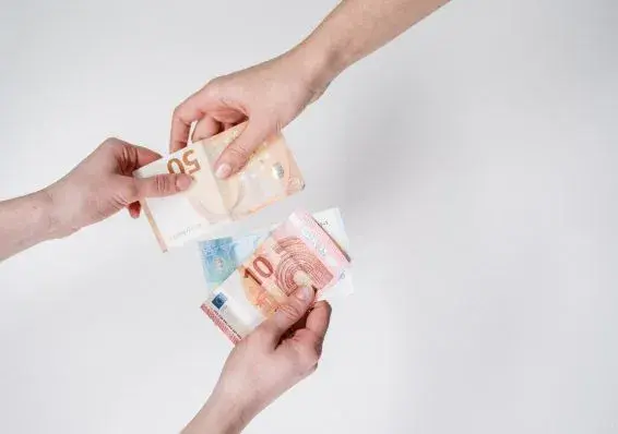 Ile bierze opiekunka za godzinę? Sprawdź aktualne stawki w Polsce