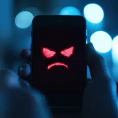 Zły emotikon na ekranie telefonu. Szukasz, jak wyłączyć kontrolę rodzicielską w tablecie, by odzyskać swobodę?