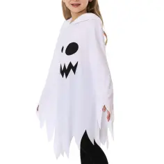 Dziecko w białej pelerynie z kapturem, ozdobionej czarną buźką duszka. Idealna na Halloween, pokazuje, jak zrobic peleryne w prosty sposób.
