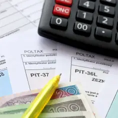 Kalkulator, polskie banknoty i formularze PIT-37, PIT-38, PIT-36L, PIT-36. Czy można rozliczyć się z pracującym dzieckiem?