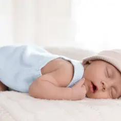 Od kiedy dziecko może spać na brzuchu? Bezpieczne praktyki snu
