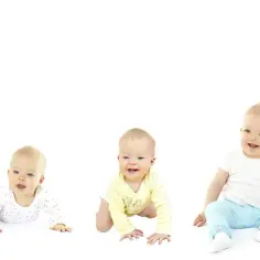 Pięć niemowląt w różnym wieku, od leżenia na plecach po stanie. Widać, kiedy dziecko najszybciej rośnie, przechodząc kolejne etapy rozwoju.