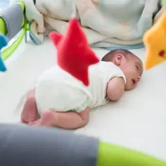 Nowe życie, małe nóżki, słodki sen. Jak długo niemowlę może spać na brzuchu? Bezpieczeństwo przede wszystkim, ale maluchy potrzebują też odpoczynku.