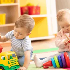 Kiedy oddać dziecko do żłobka? Kluczowe wskazówki i zalecenia