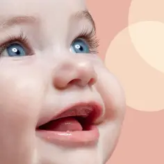 Co widzi dwutygodniowe dziecko? Jasne, błękitne oczy, delikatne rzęsy i uśmiechnięte usta.