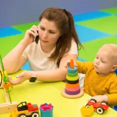 Opiekunka dziecięca gdzie może pracować – poznaj najlepsze miejsca zatrudnienia