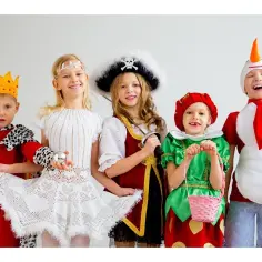 Piątka dzieci w kostiumach z bajek: król, księżniczka, piratka, elfka i bałwanek.