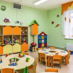 Kolorowy pokój dziecięcy z zabawkami i meblami. Zastanawiasz się, ile płaci się za żłobek?