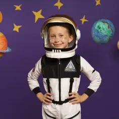 Dziecko w stroju astronauty, gotowe na kosmiczną przygodę. Oto jak zrobić strój kosmity dla dziecka!