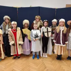 Dzieci w strojach z bajek i baśni: rycerz, księżniczka, dama dworu, myśliwy i inne postacie z bajek przebrania.