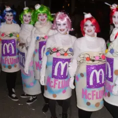 Jak zrobić kreatywne stroje na Halloween dla dorosłych z łatwych materiałów