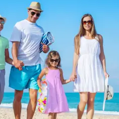 Rodzina na plaży, idealne miejsce gdzie na wakacje z dziećmi w Polsce. Słońce, morze i uśmiechy.