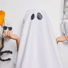 Jak zrobić strój ducha z prześcieradła? Oto pomysł na Halloween: duch z prześcieradła, zabawny szkielet i mop w okularach.