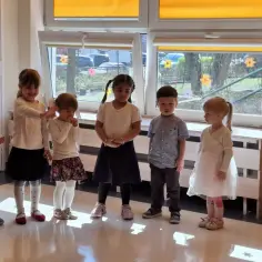 Dzieci w przedszkolu, gotowe na nowy dzień. Kiedy zaczyna się przedszkole, każdy dzień to przygoda.