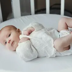 Co widzi noworodek? Białe łóżeczko, delikatną pieluchę i czułe dłonie rodzica dotykające jego stópek.