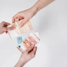 Ile bierze opiekunka za godzinę? Sprawdź aktualne stawki w Polsce