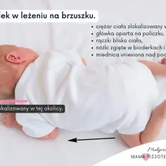 Noworodek leży na brzuszku, z główką opartą na policzku. To pozycja, która pomaga w rozwoju, ale czy noworodek może spać na brzuchu? Sprawdź szczegóły.