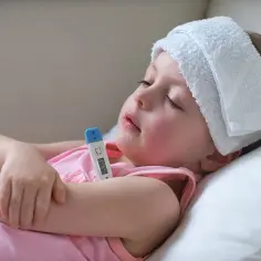 Czy kąpać dziecko z gorączką? Bezpieczne sposoby na ulgę i zdrowie
