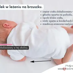 Noworodek leży na brzuszku, z główką opartą na policzku. To pozycja, która pomaga w rozwoju, ale czy noworodek może spać na brzuchu? Sprawdź szczegóły.
