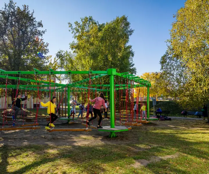 Park linowy Spała - emocjonujące atrakcje i godziny otwarcia