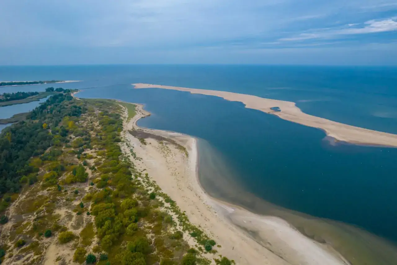 Piękne plaże i spokojne wody Zatoki Puckiej to idealne miejsce, gdzie na wakacje w Polsce z dzieckiem.