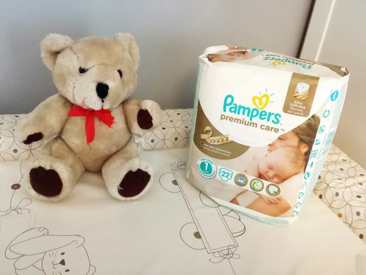 Pluszowy miś i paczka pieluch Pampers. Ile pieluch dziennie noworodek zużywa? To zależy, ale ta paczka jest gotowa na pierwsze dni maluszka.