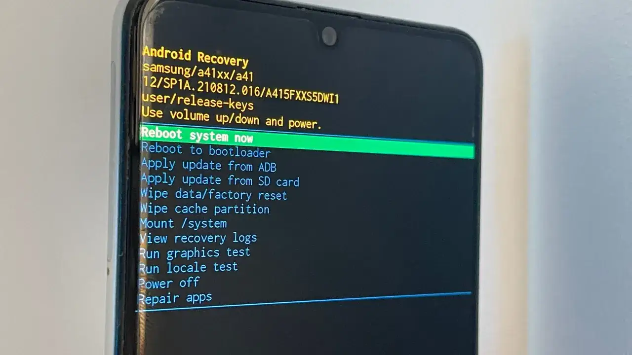 Ekran telefonu z menu Android Recovery. Widoczna opcja
