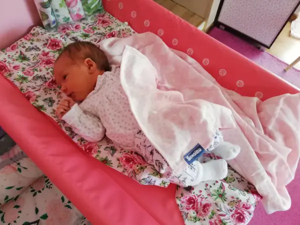 Otulanie niemowlęcia pieluchą tetrową - Czy robisz to bezpiecznie?