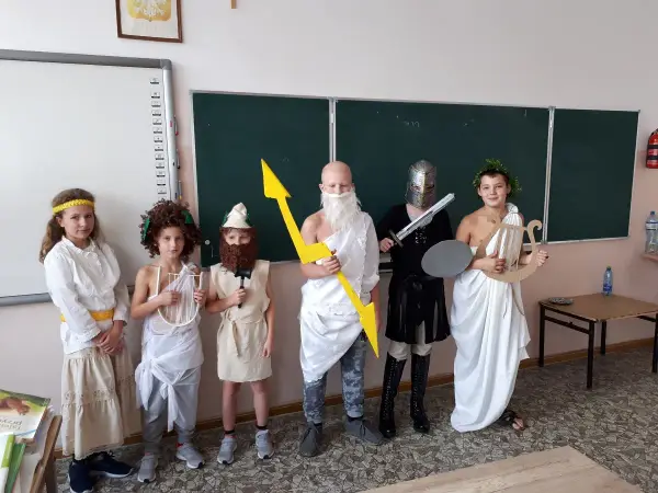 Strój boga greckiego dla dziecka - Jak zrobić go bez szycia?