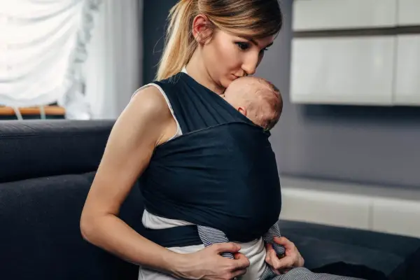 Jak wiązać chustę do noszenia dziecka - Czy robisz to bezpiecznie?