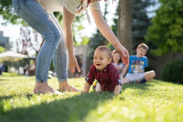Stawka za opiekę nad dzieckiem - Ile realnie kosztuje pomoc niani?