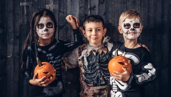 Jak zrobić strój zombie - proste kroki do przerażającego efektu